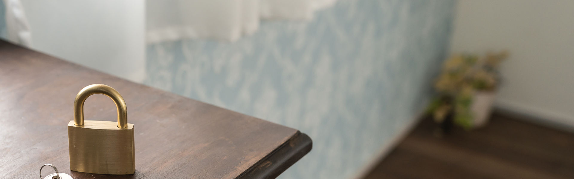 机の上の南京錠